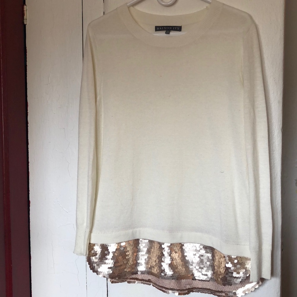 Lightweight Sweater with gold sequins